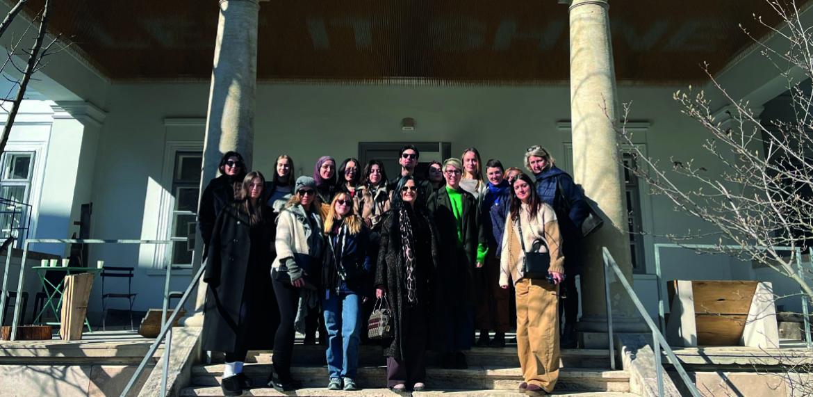 Sergi öncesi MOME ev sahipliğinde yapılan ziyarette çekilmiş toplu bir fotoğraf.