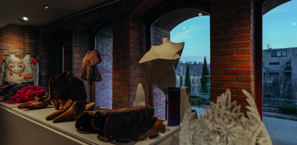 Gülbaba Türbesi Sergisinden işlerin uzaktan çekilmiş bir fotoğrafı.